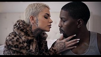 Missax.Com'Un Minyon Bebek, Sert Dövme Temalı Bir Videoda Yanlış Anlıyor