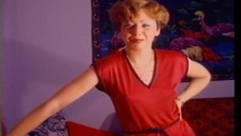 Orta Yaşlı Kadın Genç Adamla Yoğun Seksin Tadını Çıkarıyor