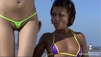 Bikinili Güzellik, Seksi Bir Plaj Macerasının Tadını Çıkarıyor