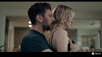 Dondurulmuş Ikramlar Ve Diş Telleri Olan Genç Bir Kızla Sıcak Seks