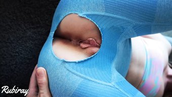 Dar Amcık, Yırtık Yoga Pantolonunun Içine Boşalma Ile Dolu Pov Videosu