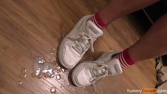 Evin Etrafında Spermlerle Kaplı Olgun Çiftleri Gösteren Bir Derlemenin 1. Cildi