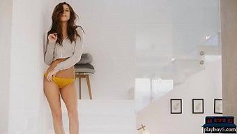 Genç Kadınlar, Solo Striptiz Sırasında Tonlu Fiziklerini Açığa Çıkarıyorlar