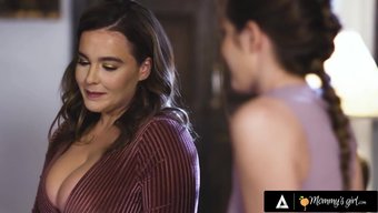 Esmer Saçlı Olgun Bir Kadın, Bir Gençle Lezbiyen Seks Yapmayı Deniyor.