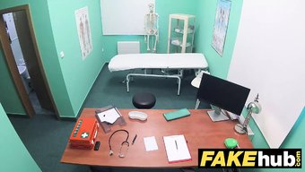 Sahte Hastane Tuvalet Karşılaşması, Dolgun Göğüslü Bir Kadınla Oral Ve Vajinal Seksle Sonuçlanıyor