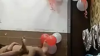 Olgun Hint Karısı, Doğum Gününde Büyük Siyah Yarakla Sert Seksin Tadını Çıkarıyor