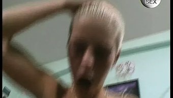 Genç Bir Yetişkin, Zevki Bir Seks Oyuncağından Ziyade Gerçek Bir Penisle Bulur.