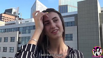 Muhteşem Esmer Bomba Lina Luxa, Üç Erkekle Vahşi Bir Gangbang'E Dalıyor