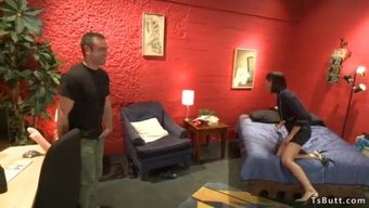 Olgun Çift, 13 Yaşındaki Shemale Seksini Keşfediyor