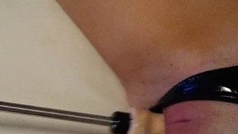 Genç Pvc Kaplı Partnerimi Sikiş Makinesinde Izleyin