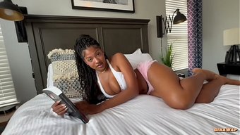 Ev Arkadaşının Sevgilisi, Adamın Aletini Ağzına Alıp Kitap Okuyor.