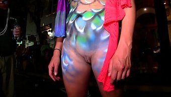 Çıplak Göğüslü Ve Sergicilerin Yer Aldığı Sansürsüz Grup Flash Parti