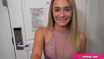 Sallanan Kıçla Arkadan Yoğun, Neredeyse Içine Boşalıyor