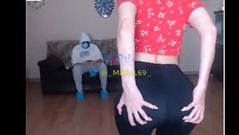 Twitter Yarışmasının Kazananı, Canlı Bir Yayın Için Bana Katılıyor Ve Kendini Tatmin Ediyor