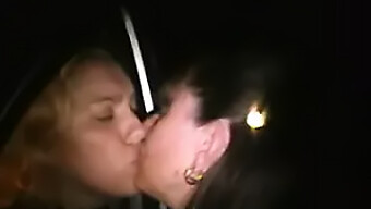 Büyük Kalçalı Kadın Halka Açıkta Sikişiyor