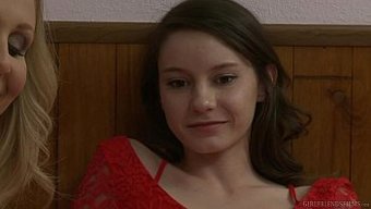 Olgun Milf Julia Ann, Genç Kadın Arkadaşına Duygusal Zevklerde Ders Veriyor