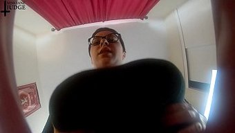 Aşağılanmış Adam Muazzam Göğüslerin Altında Acı Çekiyor