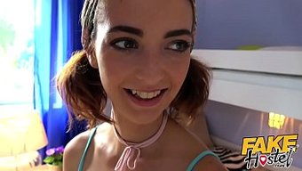 Küçük Göğüslü Sevimli Esmer Genç, Evden Uzaktaki Ilk Seyahatinde Sikişiyor Ve Yüzüne Boşalıyor