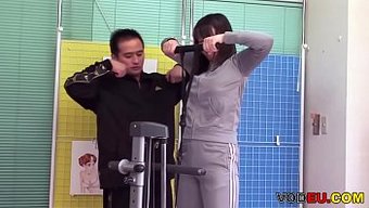 Vodeu'Nun Minyon Güzelliği, Çeşitli Yerlerde Hardcore Sikişin Tadını Çıkarıyor.