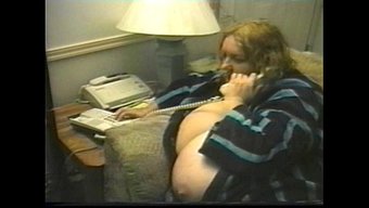 Göğüsleri Dolgun Tombul Kadın, Partneriyle Farklı Pozisyonlarda Kendini Şımartıyor.