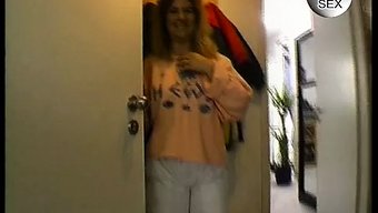 Sarışın Milf'In Dar Amcığı Ev Yapımı Bir Videoda Dikkat Çekiyor