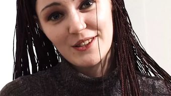 Küçük Göğüslü Genç, Otel Odasında Kendini Parmaklayarak Orgazm Ediyor