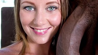 Dev Bir Siyah Şaftla Ilk Kez Deneyim - Genç Yetişkin Eğlencesi