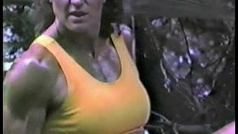 Joanne Mccartney, Demiryolunda Sarı Iki Parçalı Bir Şekilde - Izlenmesi Gereken Bir Video!