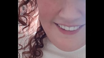 Kıvrımlı Genç, Seks Oyuncaklarıyla Kadın Boşalmasını Keşfediyor