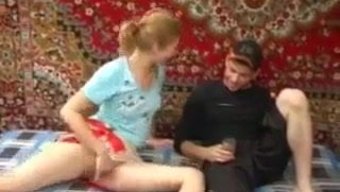 Büyük Yaraklı Üçlüye Ihtiyaç Duyan Kız Kardeşler