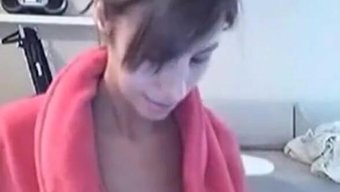 Büyük Göğüslü Kız Webcamda Fizğini Gösteriyor