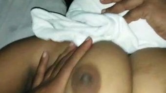 Desi Karısı Kendini Tatmin Ederken Büyük Göğüslerini Ve Islak Amını Ortaya Çıkarıyor