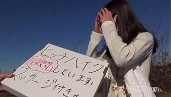 Yolculuk Için Para Yok Mu? Küçük Göğüslü Aika Ami Ile Otostop Yapmak