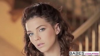 Kiera Winters' Genç Ve Baştan Çıkarıcı Bir Güzellik Olarak Ilk Performansı