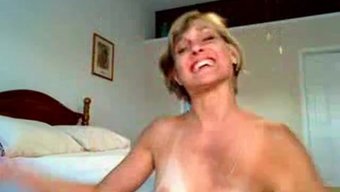 Milf, Web Kamerasında Kendini Parmaklamaktan Zevk Alıyor