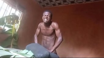 Minyon Kadın Büyük Siyah Bir Boşalma Alıyor