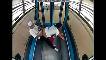 Bu Metro Seks Videosunda Büyük Bir Siyah Yarrağı Izleyin