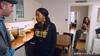 Asyalı Genç Kiki Minaj, Sert Seks Sahnesinde Büyük Poposunu Sergiliyor