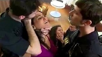 Iki Genç Kız Üç Erkekten Zevk Alıyor