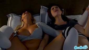 Lezbiyen Üvey Kız Kardeşler, Karşılıklı Mastürbasyonla Arzularını Keşfediyorlar