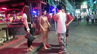 Yaşlı Taylandlı Adam Ve Genç Taylandlı Kadınlar Cinsel Aktiviteye Giriyor