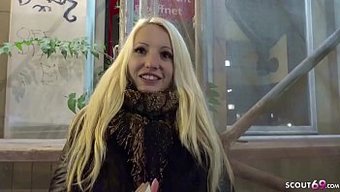 Genç Alman Modelin Yüzü Anal Seks Sonrası Spermlerle Kaplı