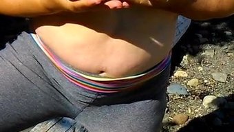 Büyük Göğüslü Bebek Contessa Dio, Sert Bir Videoda Etini Sıktırıyor