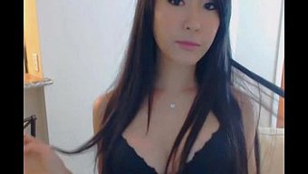 Ince Rus Bebek Web Kamerasında Vücudunu Sergiliyor