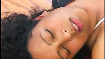 Siyah Kadınlarla Strapon Seks Oyuncakları Kullanarak Lezbiyen Üçlü