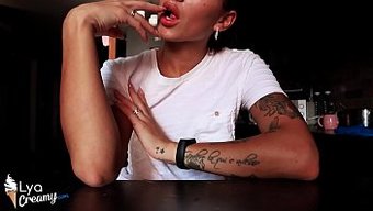 Dövmeli Genç Kız Kendi Büyük Doğal Göğüslerini Yakından Masaj Yapıyor