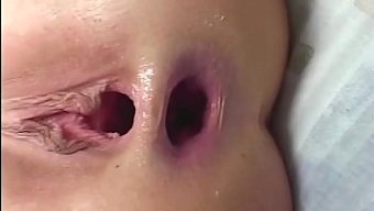 Göğüslerini, Kalçalarını Açığa Çıkarıyor Ve Sonra Vajinasına Giriyor Ve Vücudunun Diğer Kısımları Kadar Sıcak Oluyor Ve Sonra Yüzüne Bir Şey Koyuyor Çünkü Hamile Kalmak Istemiyor.