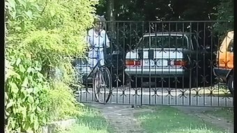 Orta Yaşlı Bir Kadın, Bisiklet Tamiri Sırasında Oral Seksin Tadını Çıkarıyor.