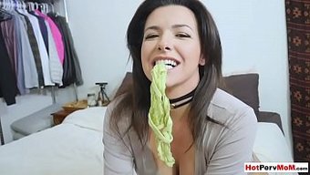 Göğüslü Üvey Anne Veronica Avluv Ile Yoğun Oral Seks