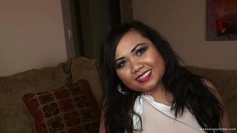 Iki Erkek, Kıvrımlı Bir Asyalı Amatöre Oral Ve Anal Oyunlarla Zevk Veriyor